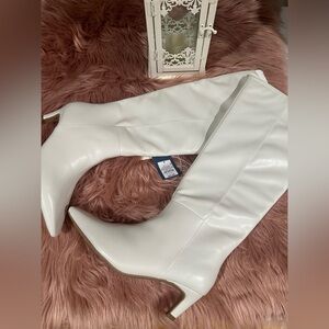Universal Thread Cream Heeled Boots